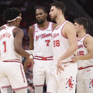 开云-杜兰特：喜欢球队挨打后马上回击的特质 我们赢得了彼此的信任